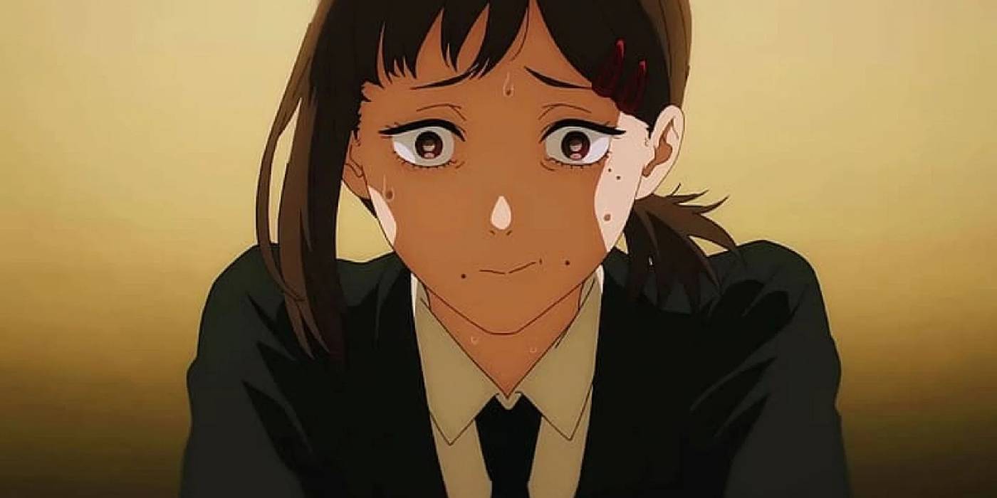 Кобени из "Человек-бензопила" выглядит обеспокоенной и потеет.