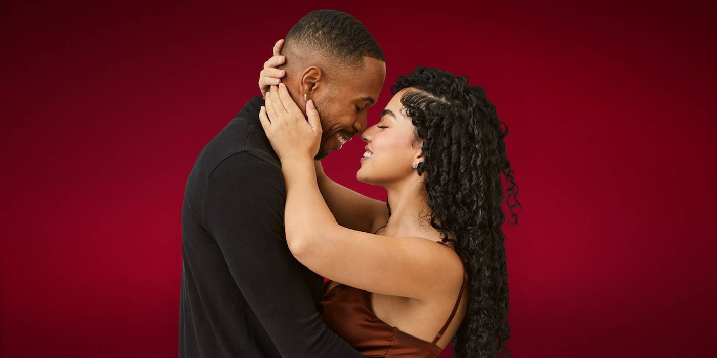 Шанэль и Майка из 3 сезона "The Ultimatum", улыбающиеся, с закрытыми глазами, смотрят друг другу в глаза на фоне красного.