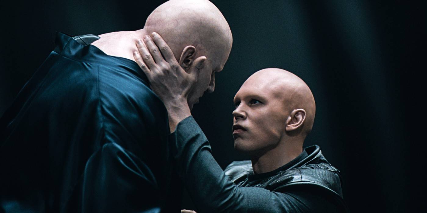 Фейд Раута (Остин Бютлер) обнимает барона Харконнена (Стелан Скарсгард) в Dune: Part Two