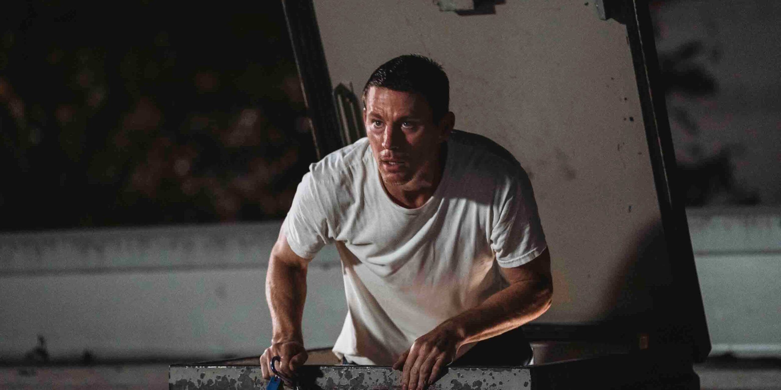 Чаннинг Татум, выходящий из люка на крыше в фильме Roofman