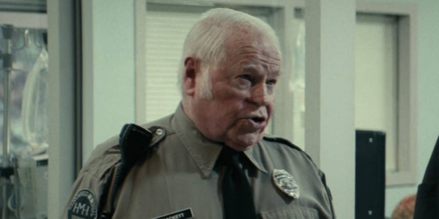 Чарльз Сайферс разговаривает с толпой в Halloween Kills