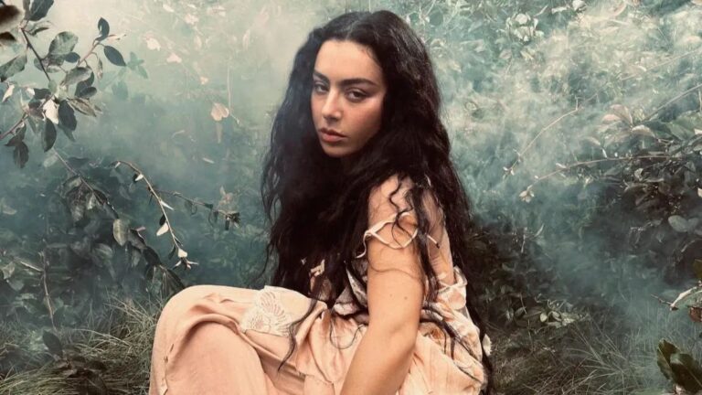 Charli XCX анонсирует новый альбом «Wuthering Heights» и предлагает его прослушать