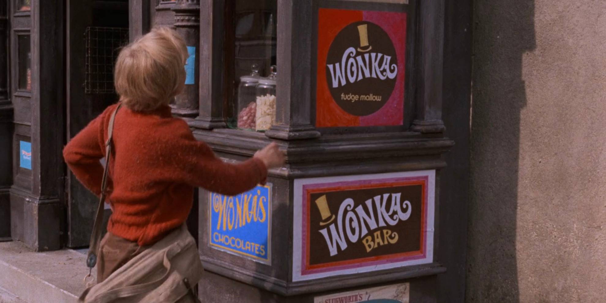 Чарли снаружи магазина сладостей с вывеской Wonka Bar в фильме "Улисс 31"