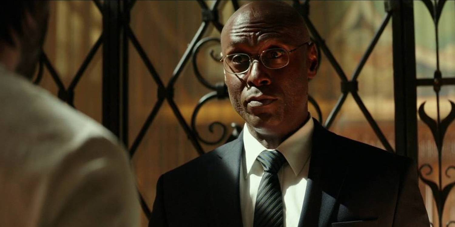 Харон за столом Continental в «Джон Уик»