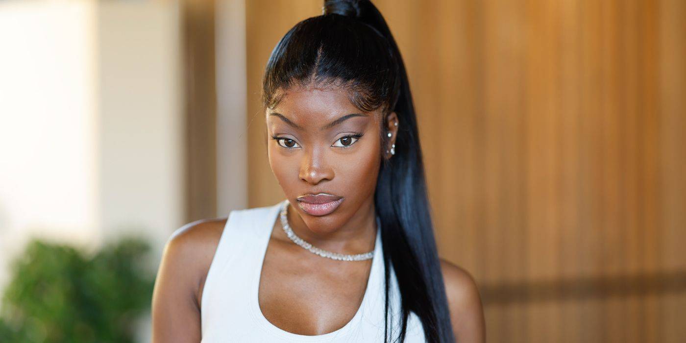 Челси Лазкини из "Selling Sunset" в белой майке