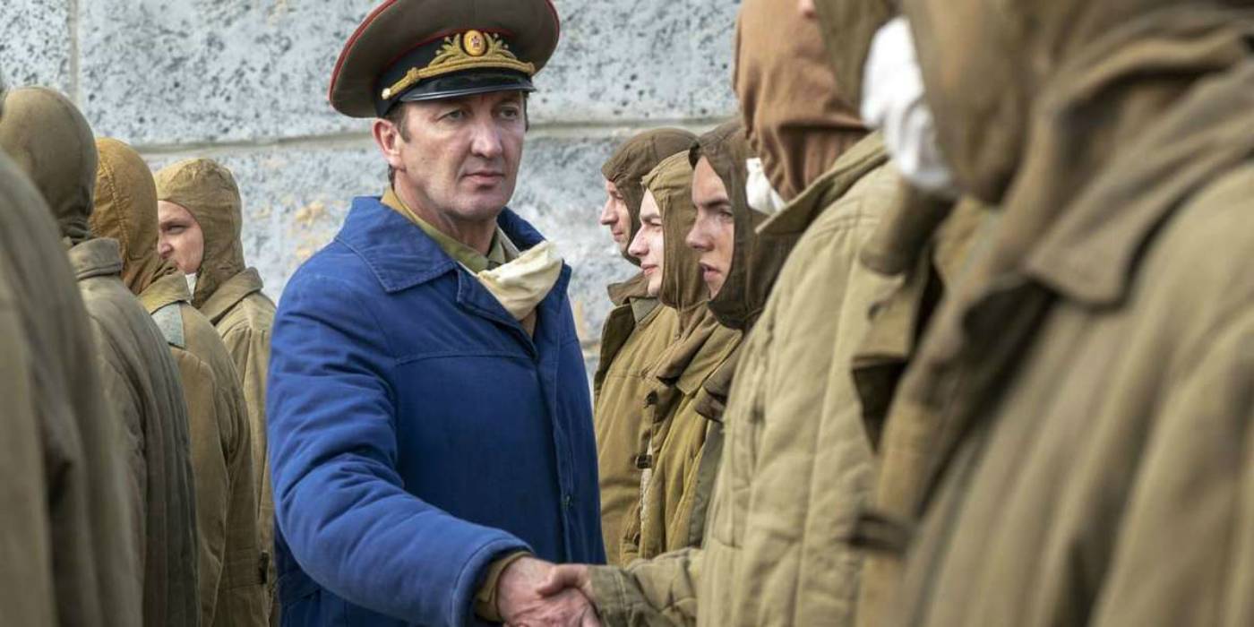 Военный чиновник пожимает руку солдатам в Чернобыле