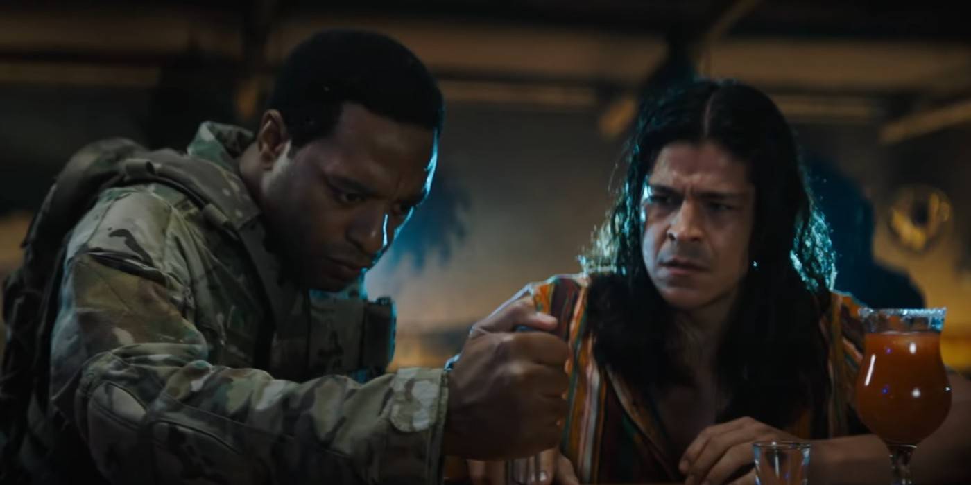 Фотография Чиветела Эджиофа в роли Рекса Стратклинда, захватывающего часть симбиота "Venom" в фильме "Venom: The Last Dance"