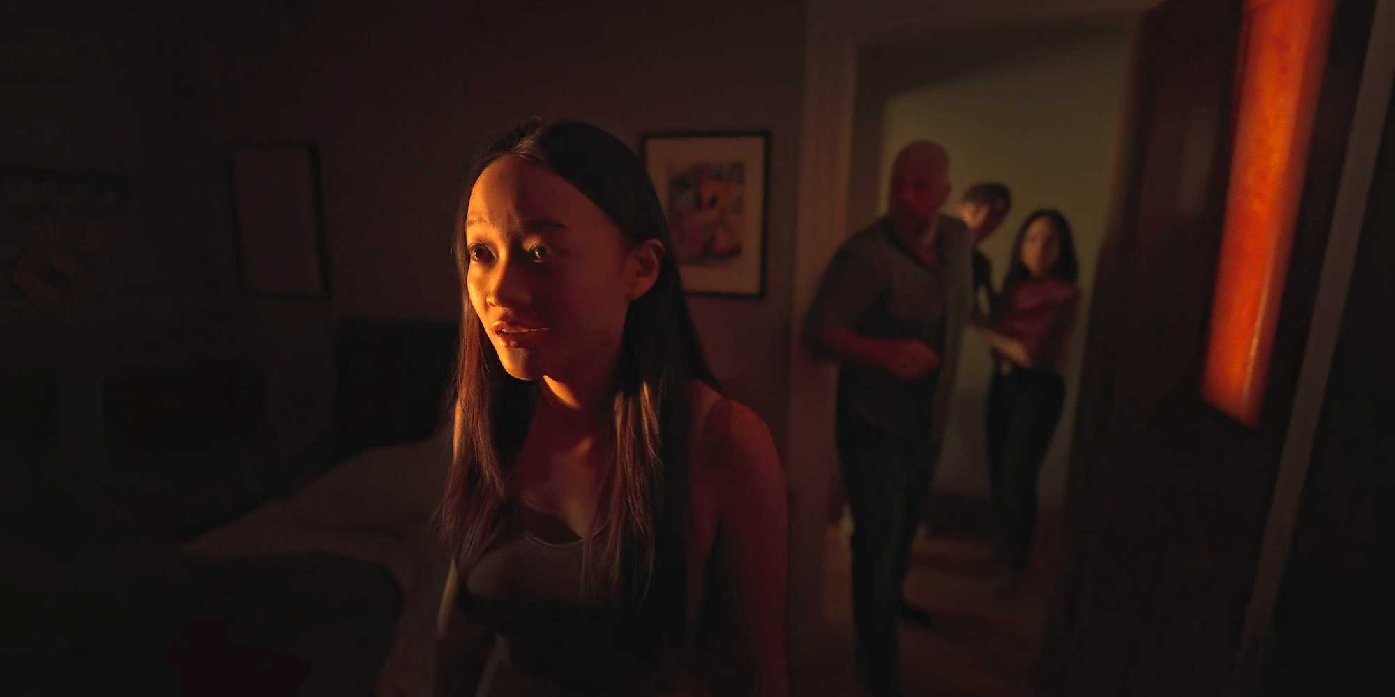Члои смотрит испуганно на присутствие, которое преследует семью в фильме *Presence*