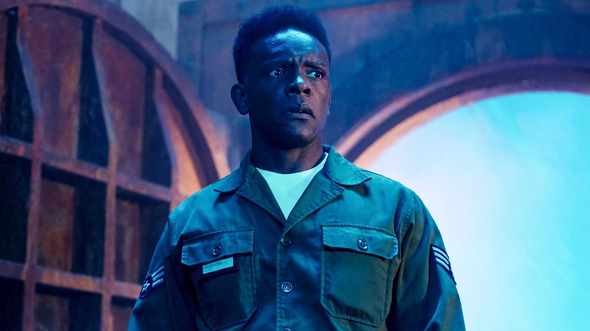 Крис Чалк в роли Дика Холларана в "Ит: Добро пожаловать в Дерри"