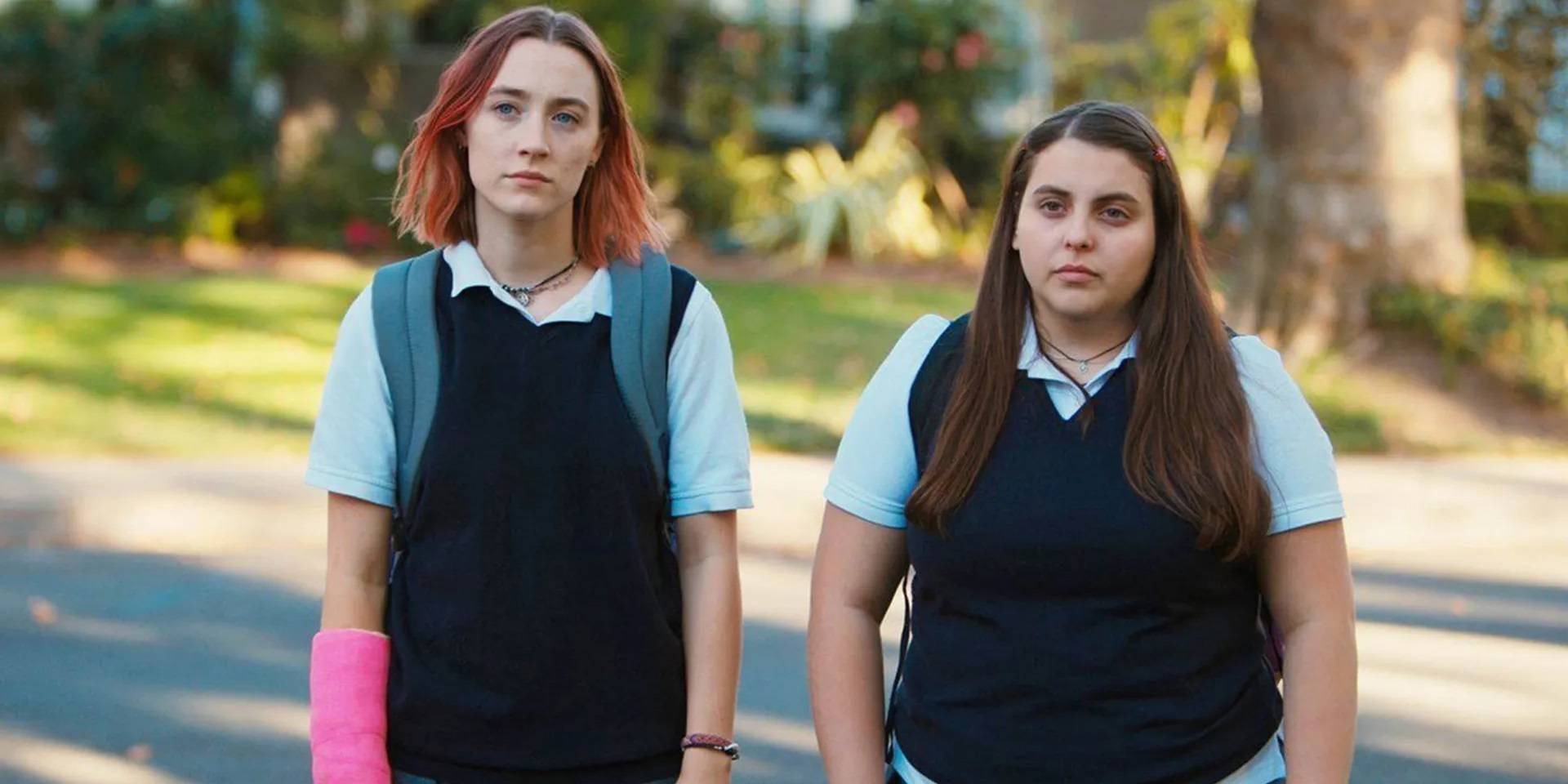 Кристин (Саоирш Ронан) и Джули (Бини Филдштейн) гуляют в Lady Bird