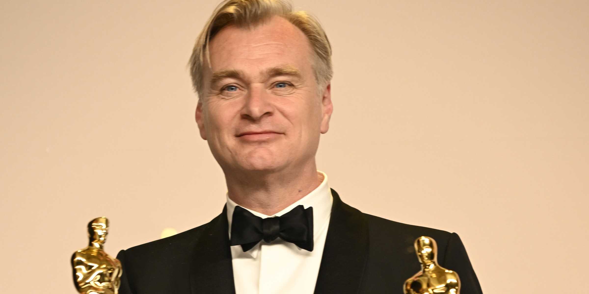 Кристофер Нолан держит статуэтки премии "Оскар"