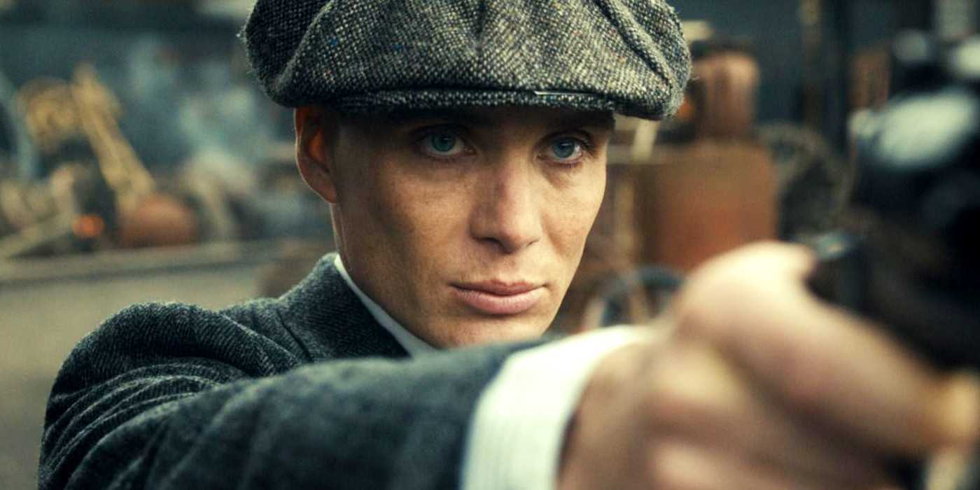 Киллен Мёрфи в роли Томи Шебби, держащего пистолет в Peaky Blinders