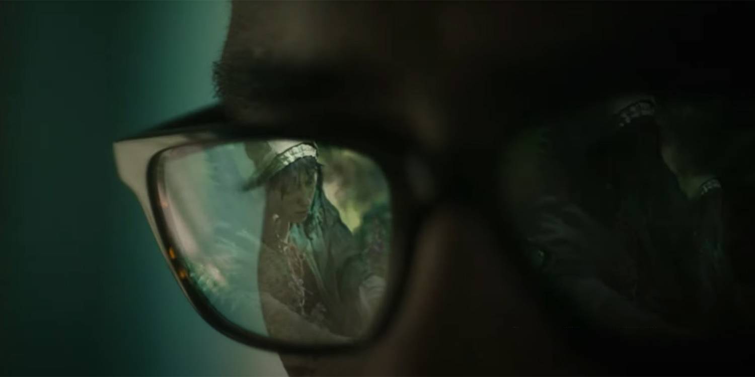 Сиприен Гриф смотрит на Сузан в отражении своих очков в 8-й серии 1 сезона "Mayfair Witches".