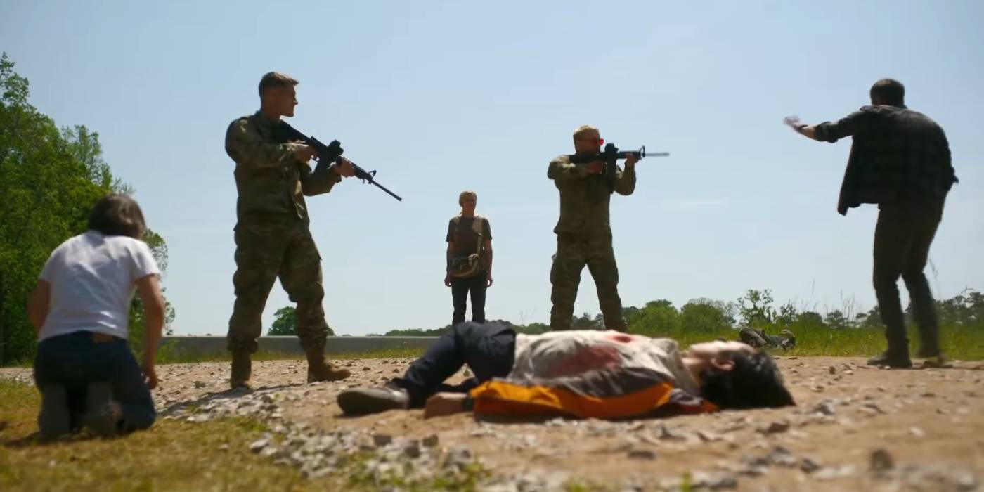 Солдаты направляют оружие на людей, стоя над мертвым человеком в *Гражданской войне*