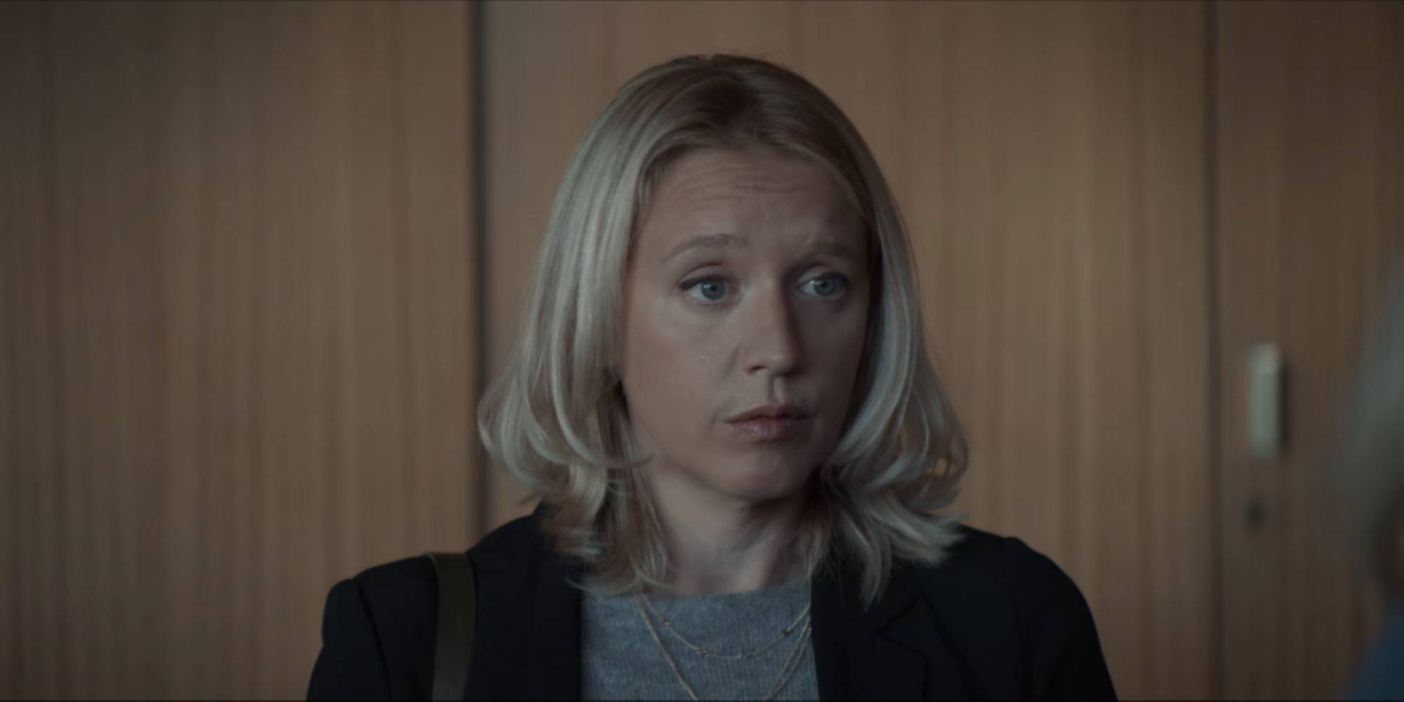 Изображение Клэр из "Люпина", выглядящей испуганной и удивленной