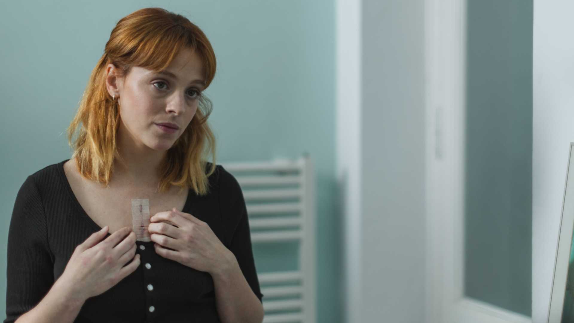 Клара, смотрящая на шрам после операции на сердце в "Кристальной кукушке"