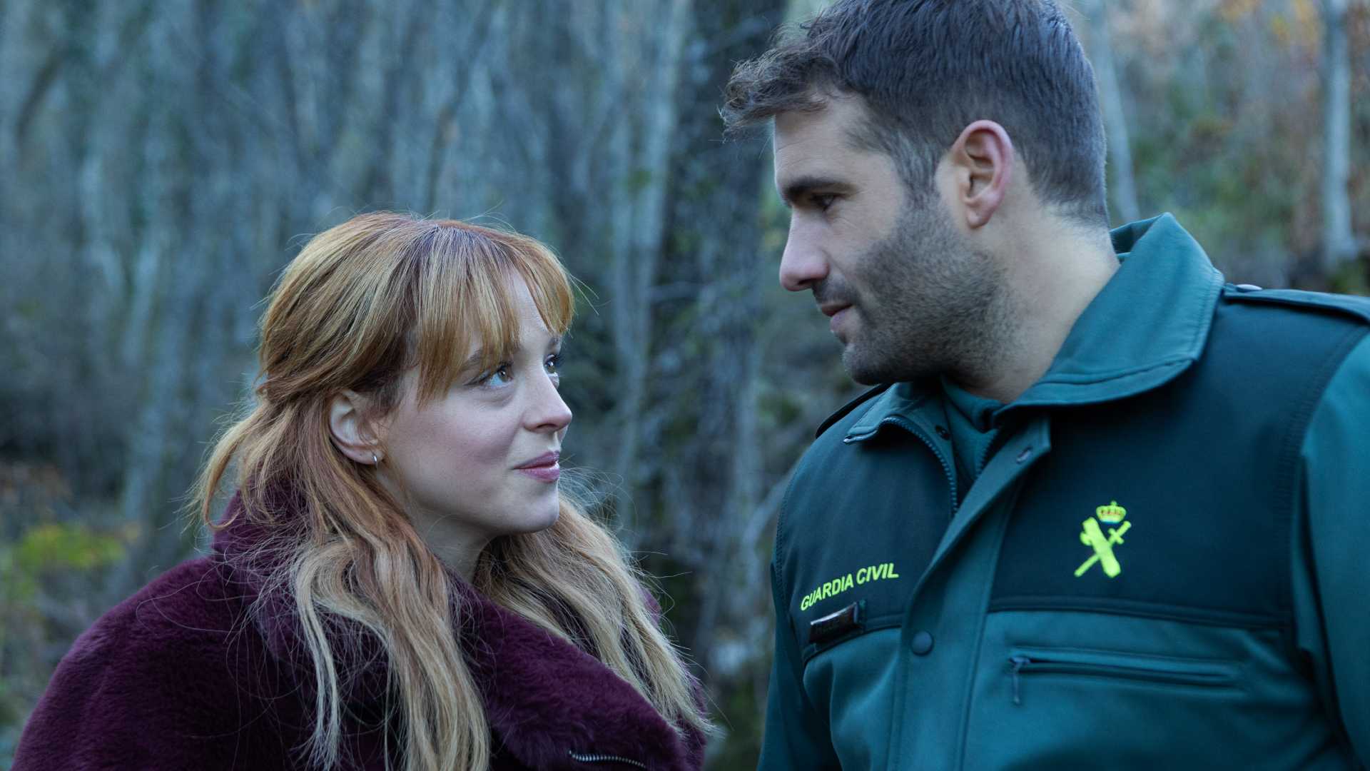 Клар смотрит вверх на мужчину в "The Crystal Cuckoo"