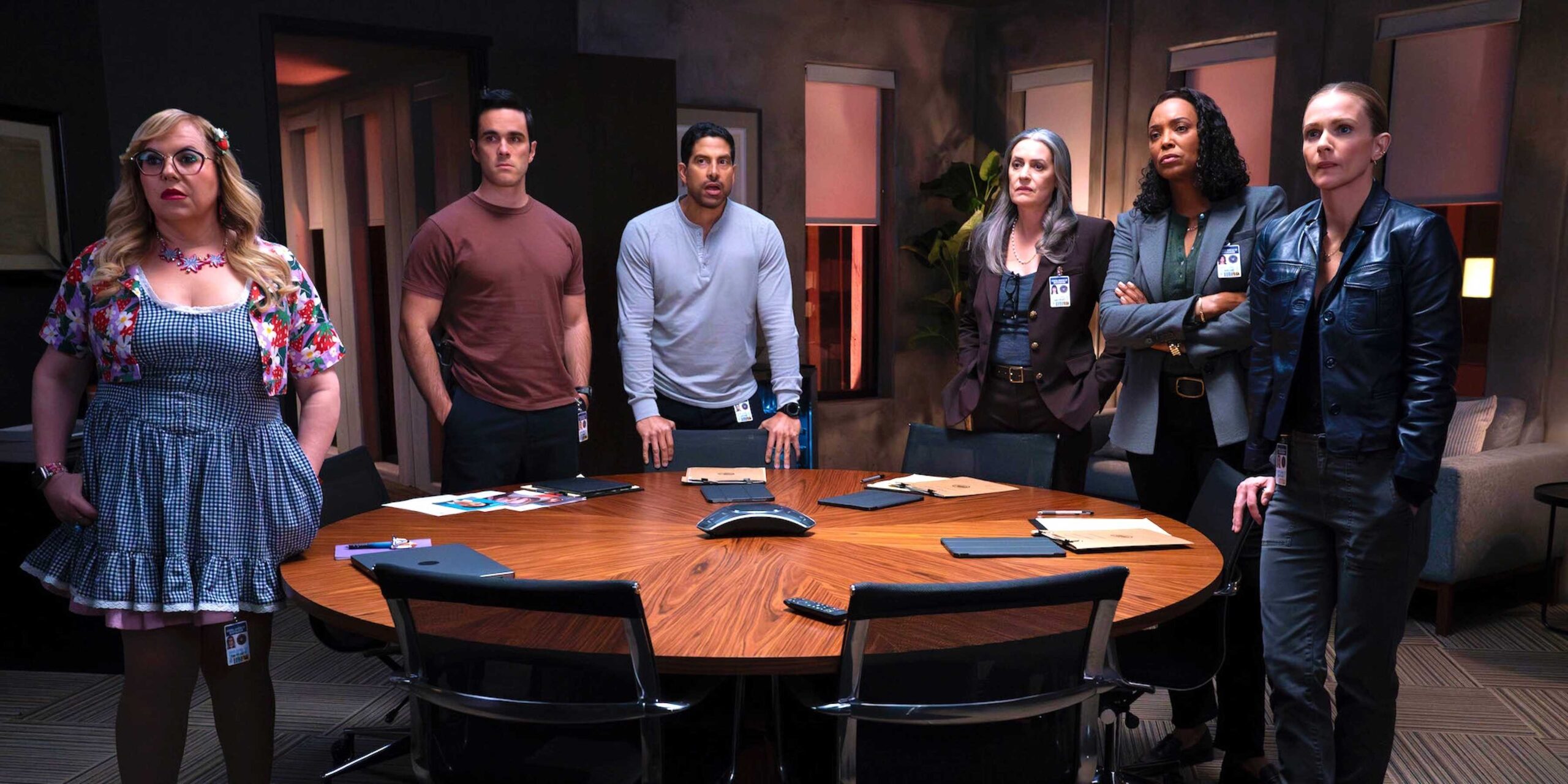 Пеналоу Гарсия (Керстен Вансс), Тайлер Грин (Райан-Джеймс Хатанака), Лука Альвес (Адам Родригес), Эмили Прентисс (Пейдж Брэустер), Тара Льюис (Эйша Тайлер) и Джи Джи Джере (Эй Джей Кук) в Criminal Minds: Evolution, 3 сезон, 6 эпизод.