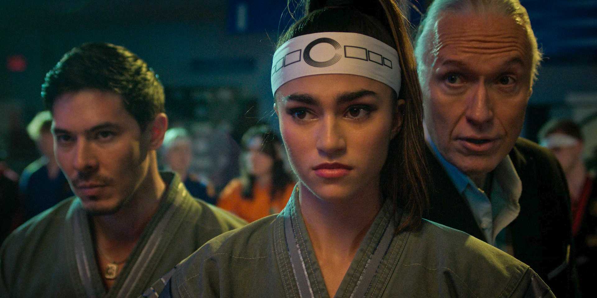 Терри Силвер (Томас Иан Гриффит) шепчет что-то в ухо Заре (Рейна Валландхингэм) перед ее боем с Торри в 6-м сезоне "Кобра Кай", 14-я серия