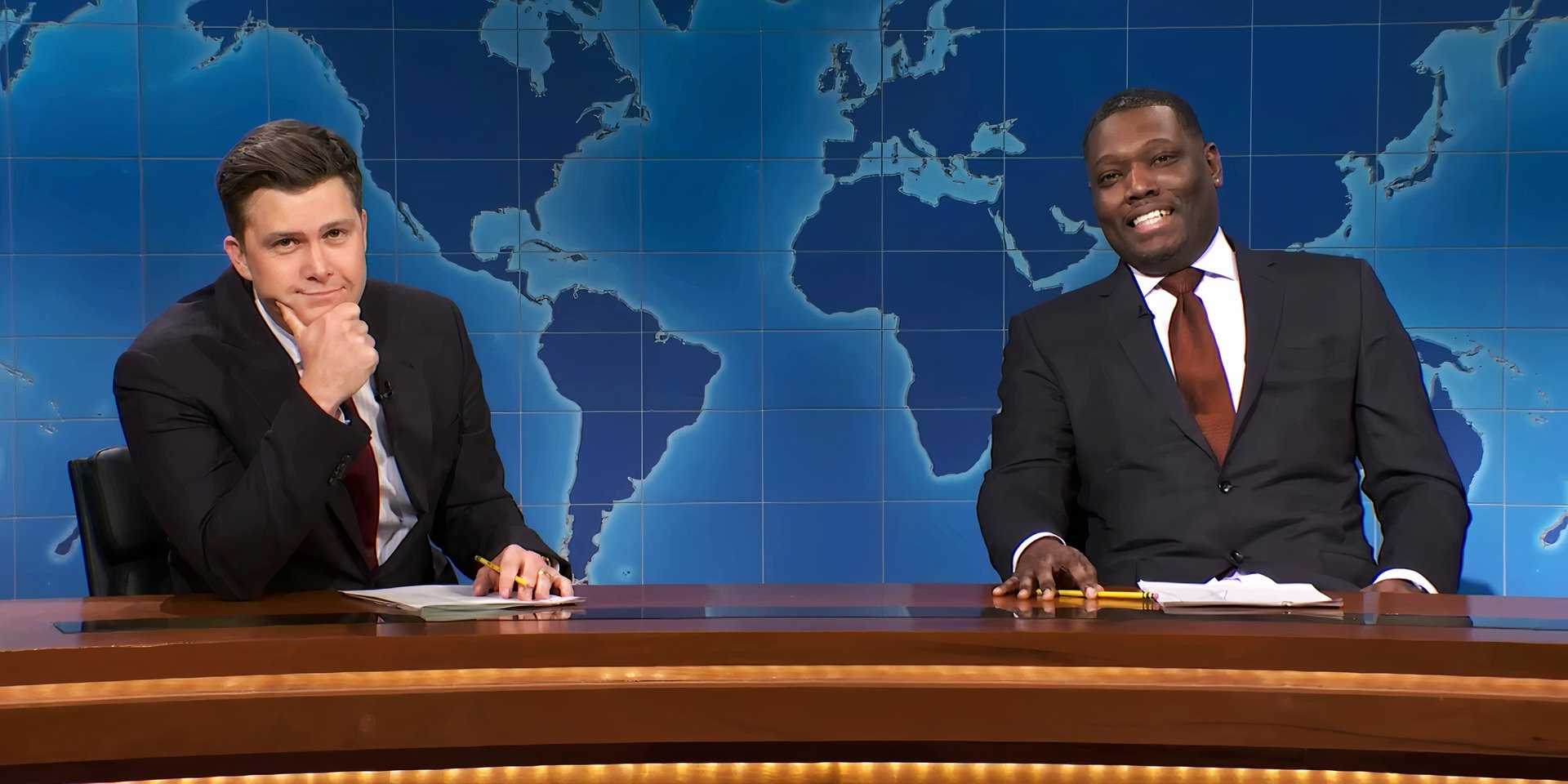 Колин Джост и Майкл Че во время *Weekend Update* в *Saturday Night Live*