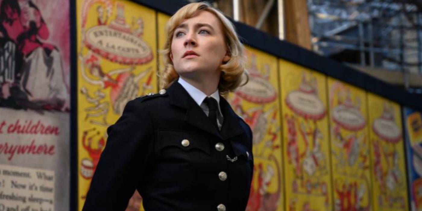 Полицейский Стокер, выражающий беспокойство в фильме "See How They Run"