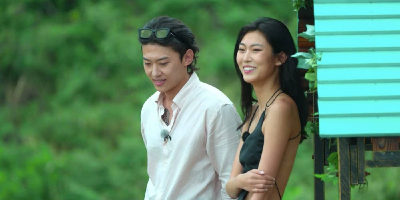 Ли Надин и Ким Джин Ёнг стоят рядом с колодцем