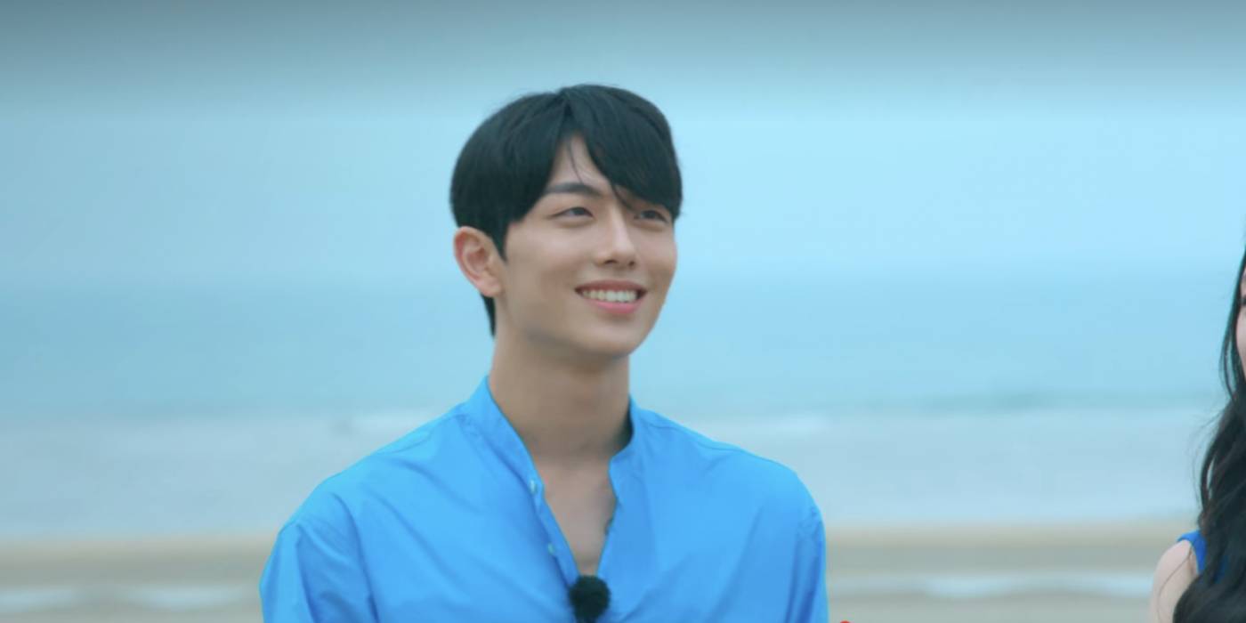 Ким Хэн Бин улыбается на пляже Single's Inferno