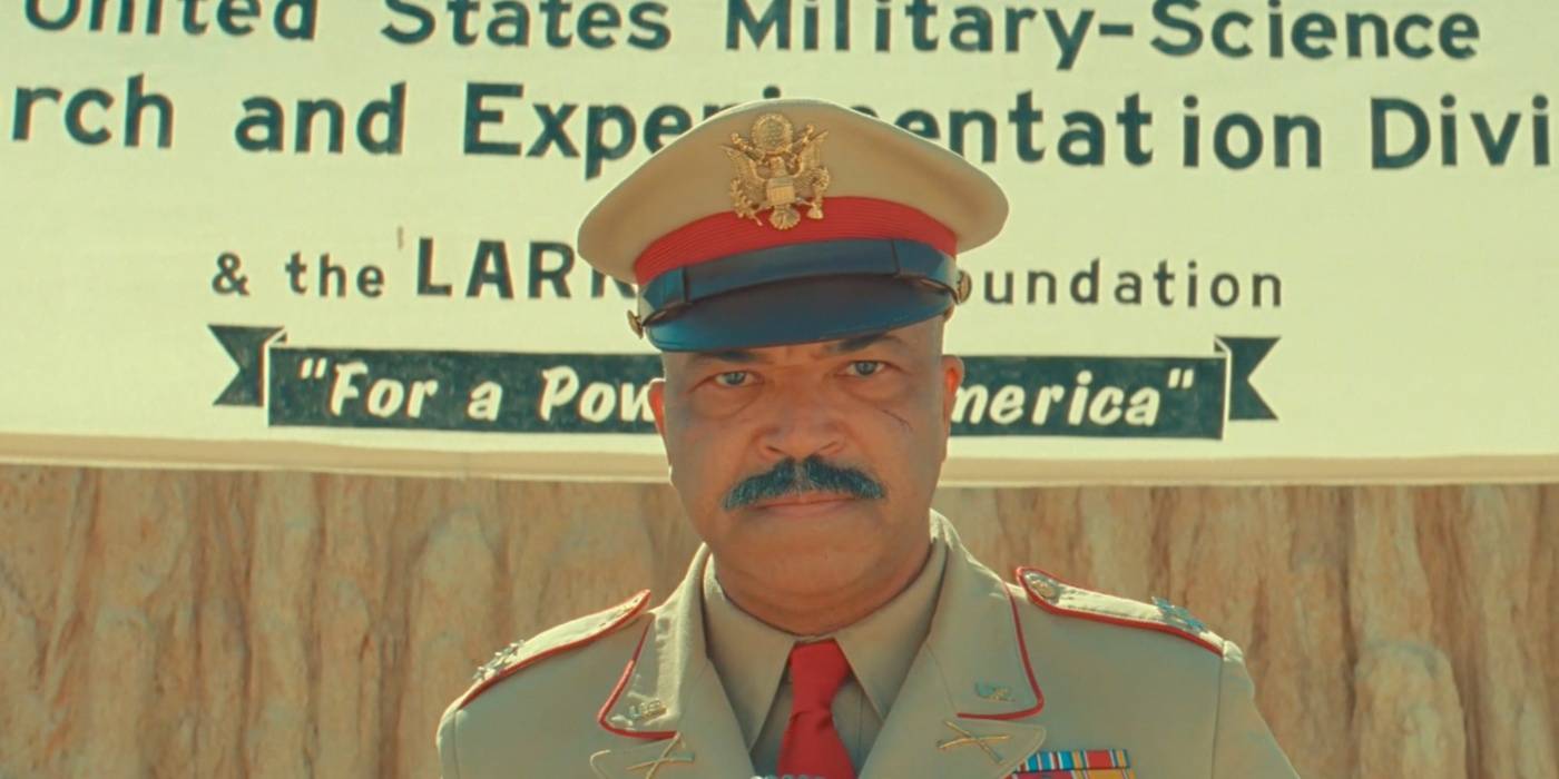 Гриф (Джеффри Райт) выглядит серьезно, когда произносит речь в Астероид-Сити