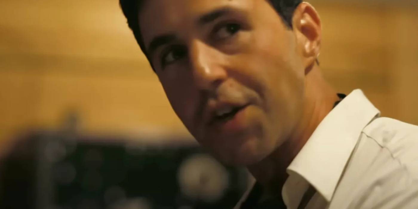 Джош Пек в роли Кена Бэйнбриджа, выглядящего сердитым в фильме "Оппенгеймер"