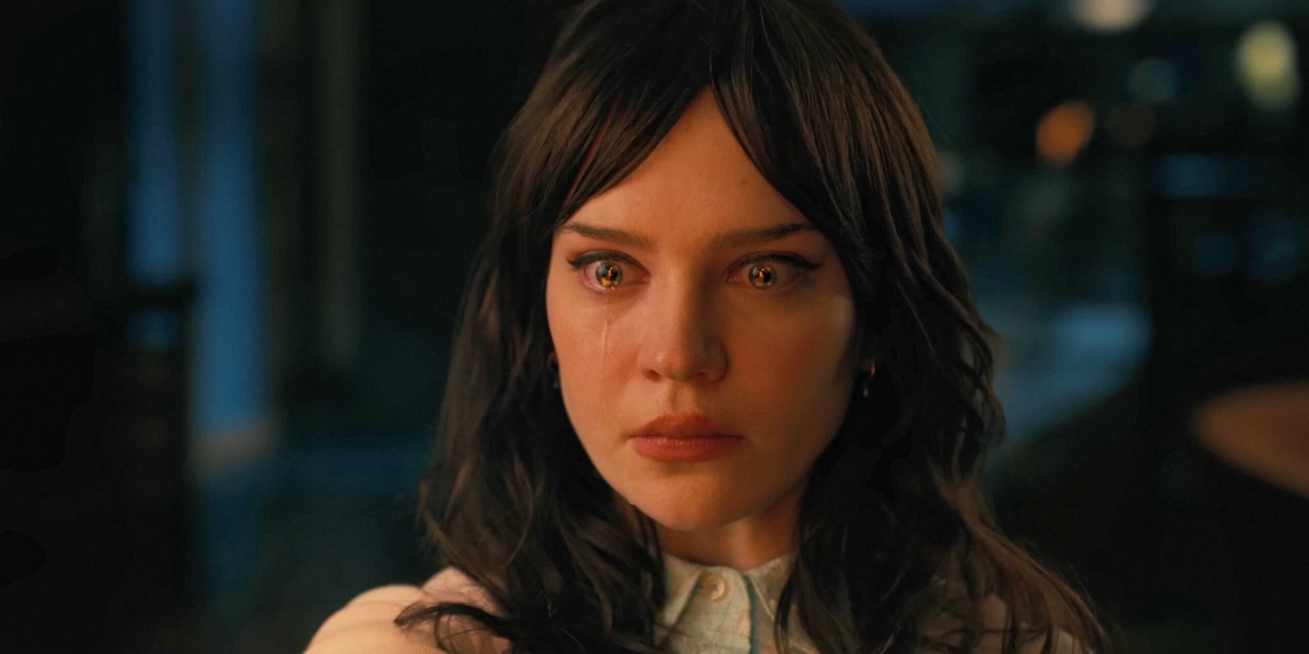 Софи Тэтчер испугана и плачет в "Companion"