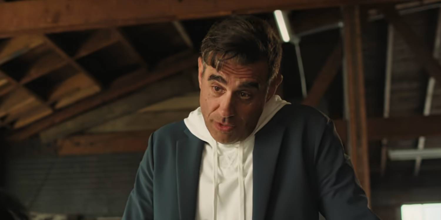 Коннор разговаривает со своим значительно моложе коллегой.