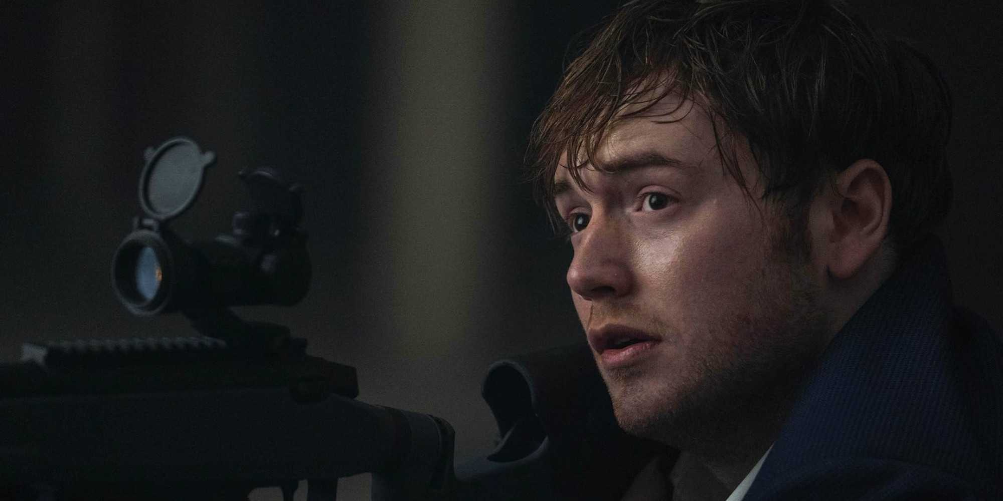 Cooper Hoffman с оружием, старик испуганно смотрит в зал