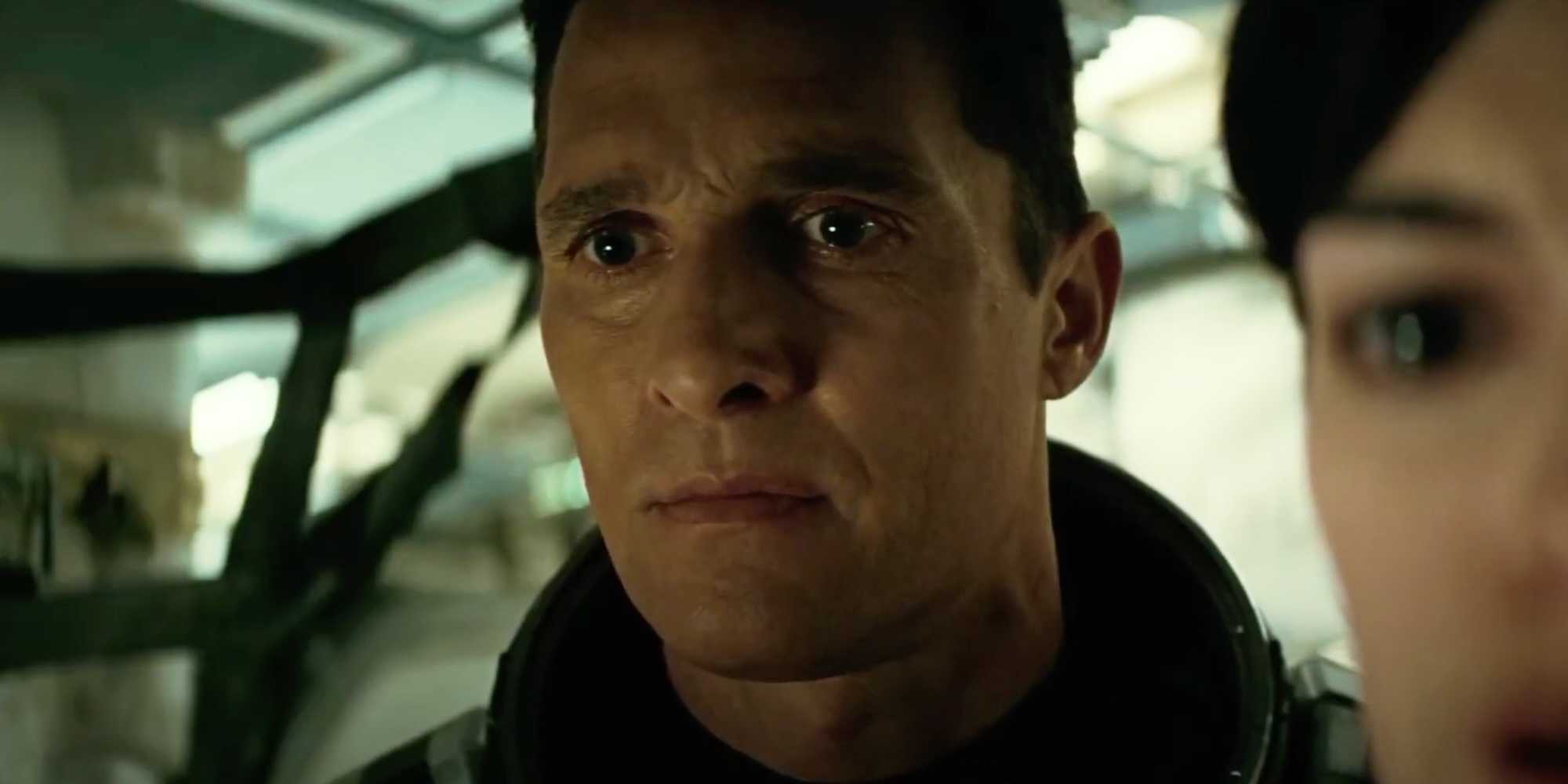 Купер (Мэттью Макконахи) стоит за Брендом (Энн Хэтэуэй) в «Интерстелларе»