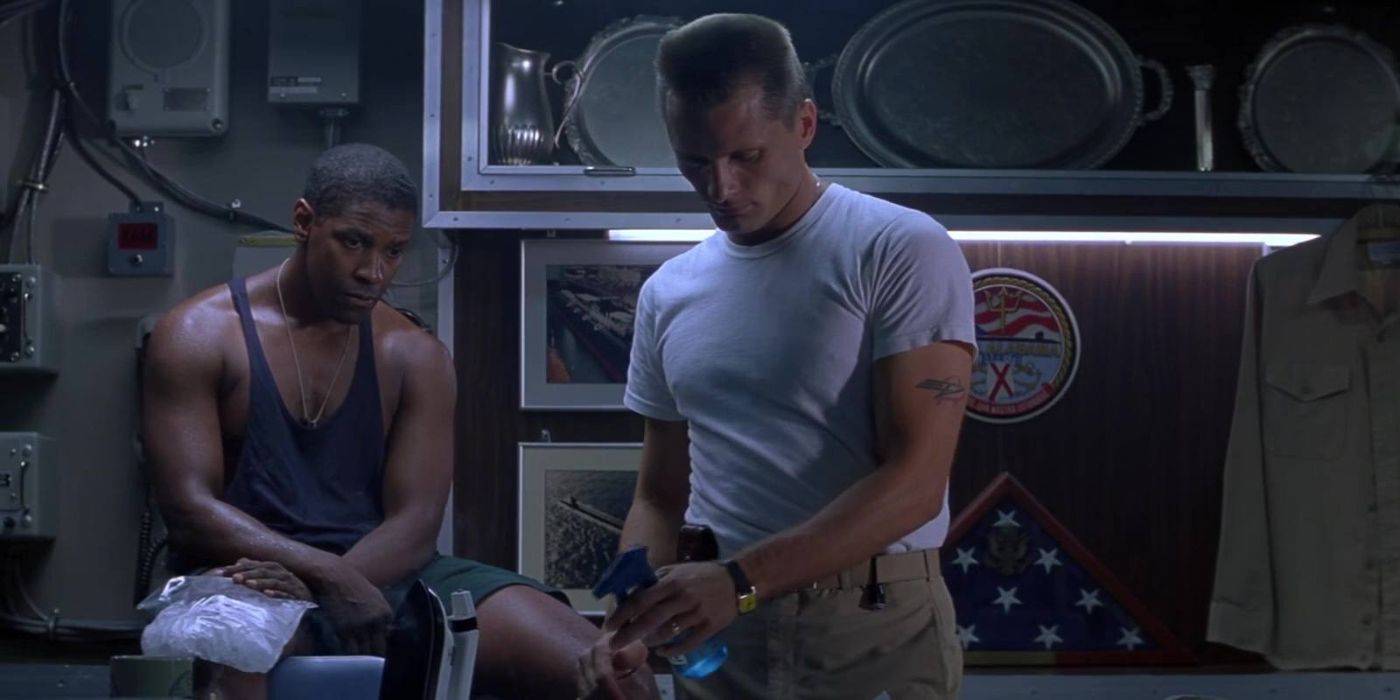 Рон Хаутер и Питер Инс проводят время вместе в одной из казарм, разрабатывая план, чтобы остановить запуск ракет в "Crimson Tide"