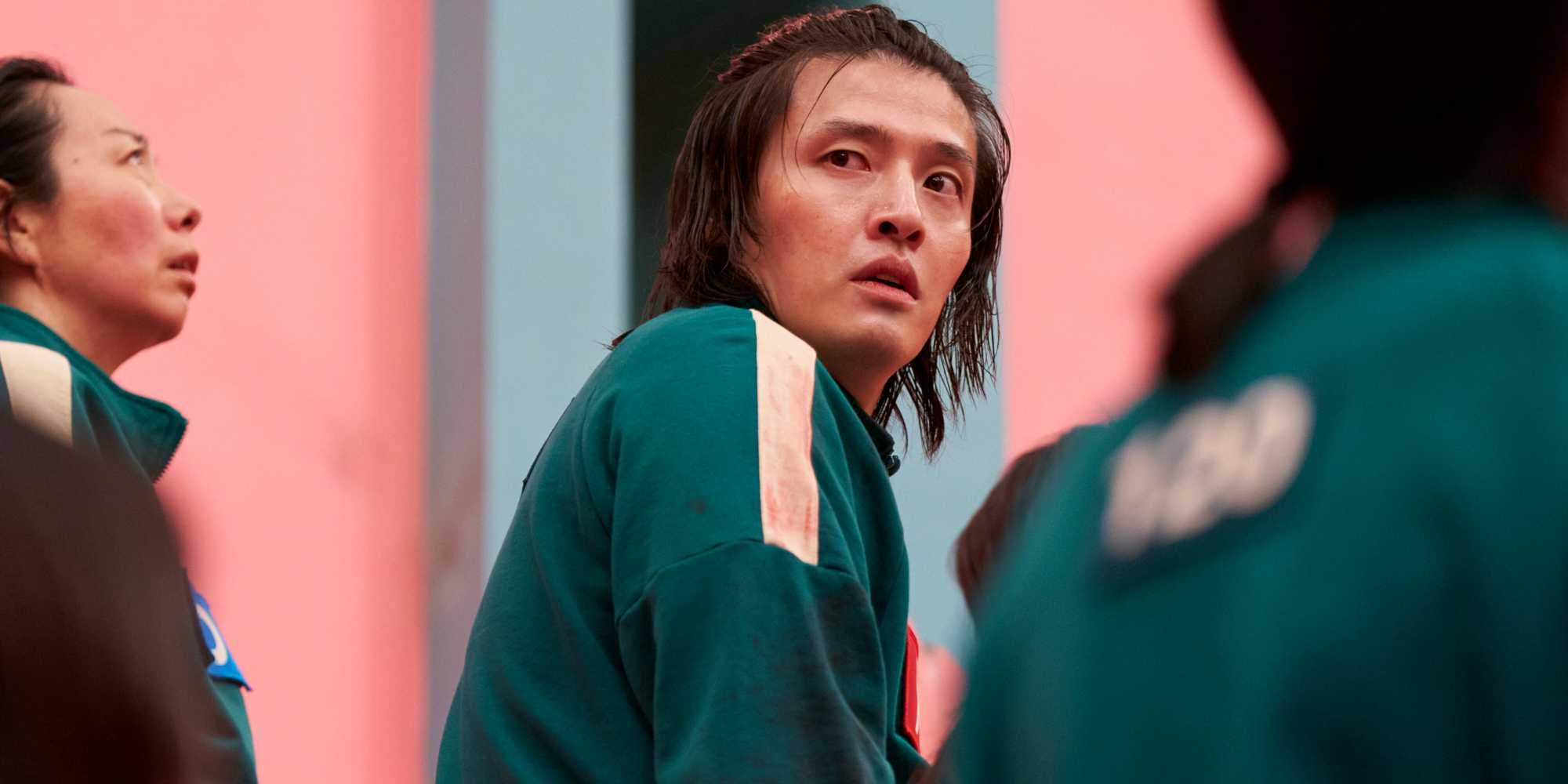 Дэ-Хо оглядывается через плечо в 3 сезоне "Игра в кальмара"