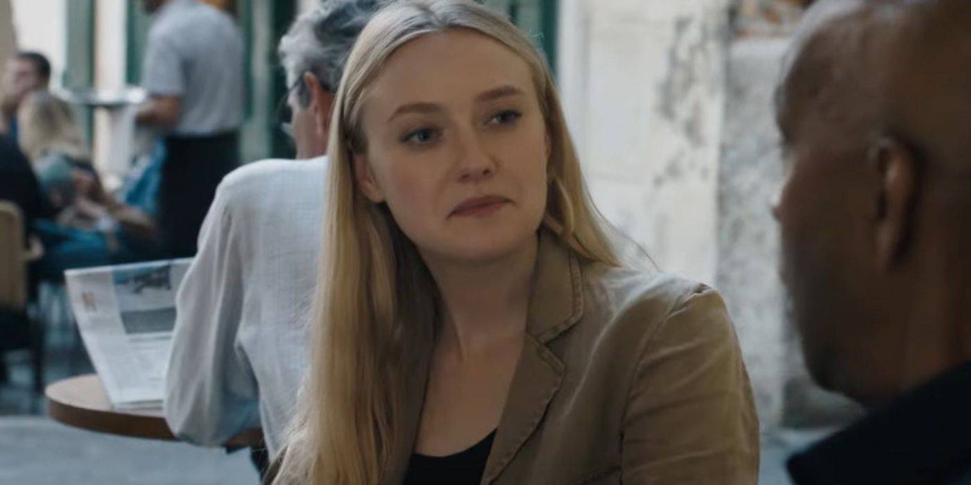 Эмма Коллинс смотрит на Роберта Макколла в кафе на открытом воздухе в фильме "The Equalizer 3"