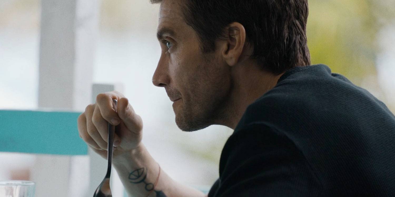 Джейк Гиллиан в роли Элвуда Далтона, поедающего в ремейке "Road House"