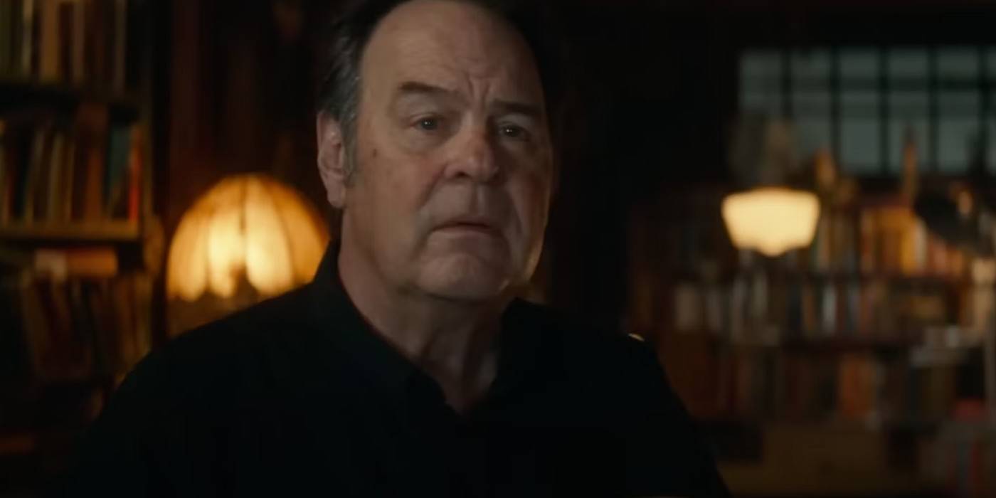 Дэн Эйкройд в роли Рэя Стэнца в его книжном магазине в фильме "Гансби: Замороженный Империя"