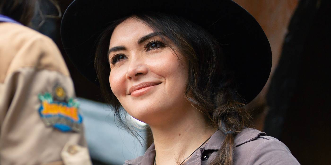 Даниэлла Пинеда в роли Камилы, улыбающаяся в *Дора и поиски Соль Дорадо*