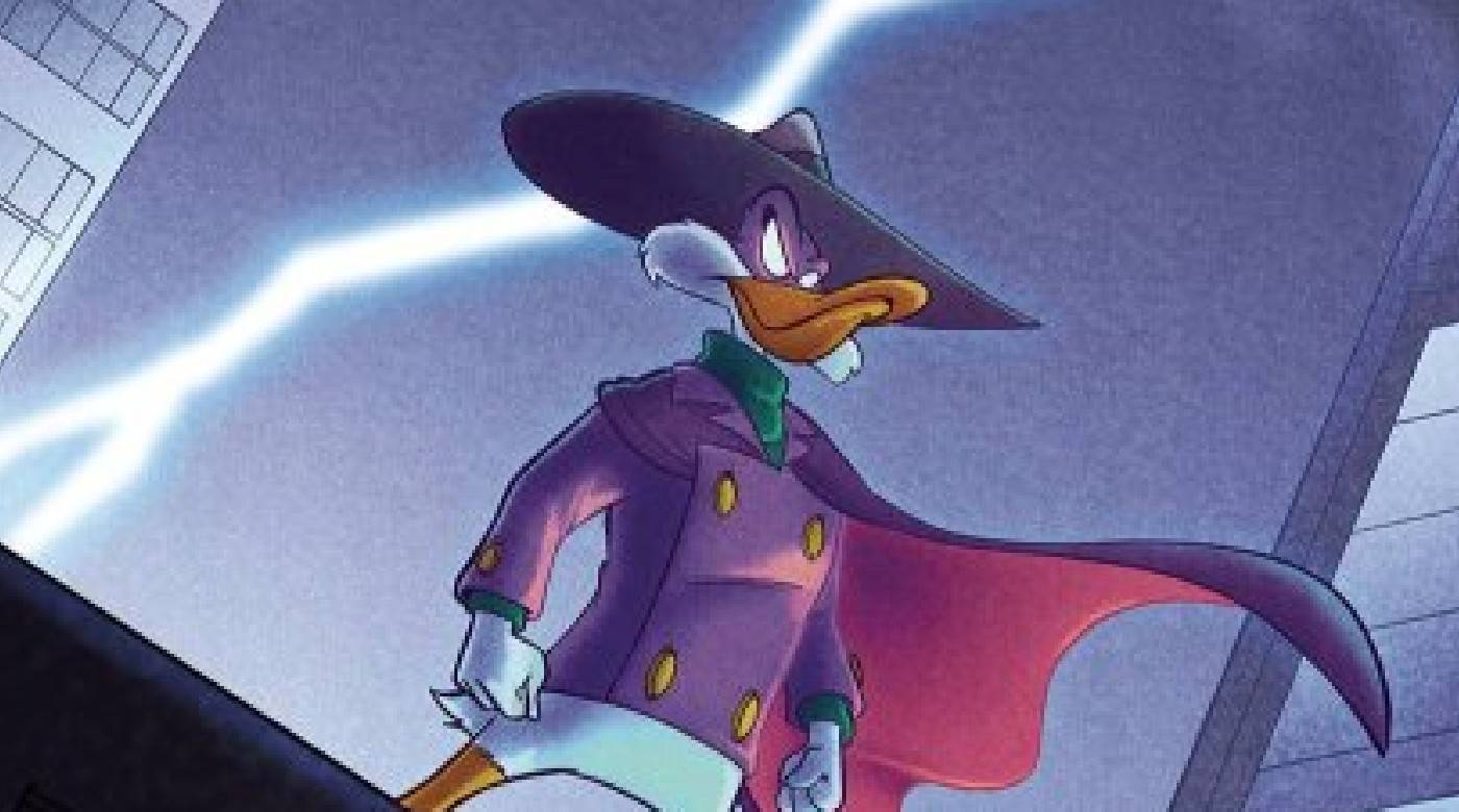 Darkwing Duck стоит на крыше здания в Сент-Канарде ночью, когда за ним вспыхивает молния, и его глаза полностью белые в угрожающем выражении.