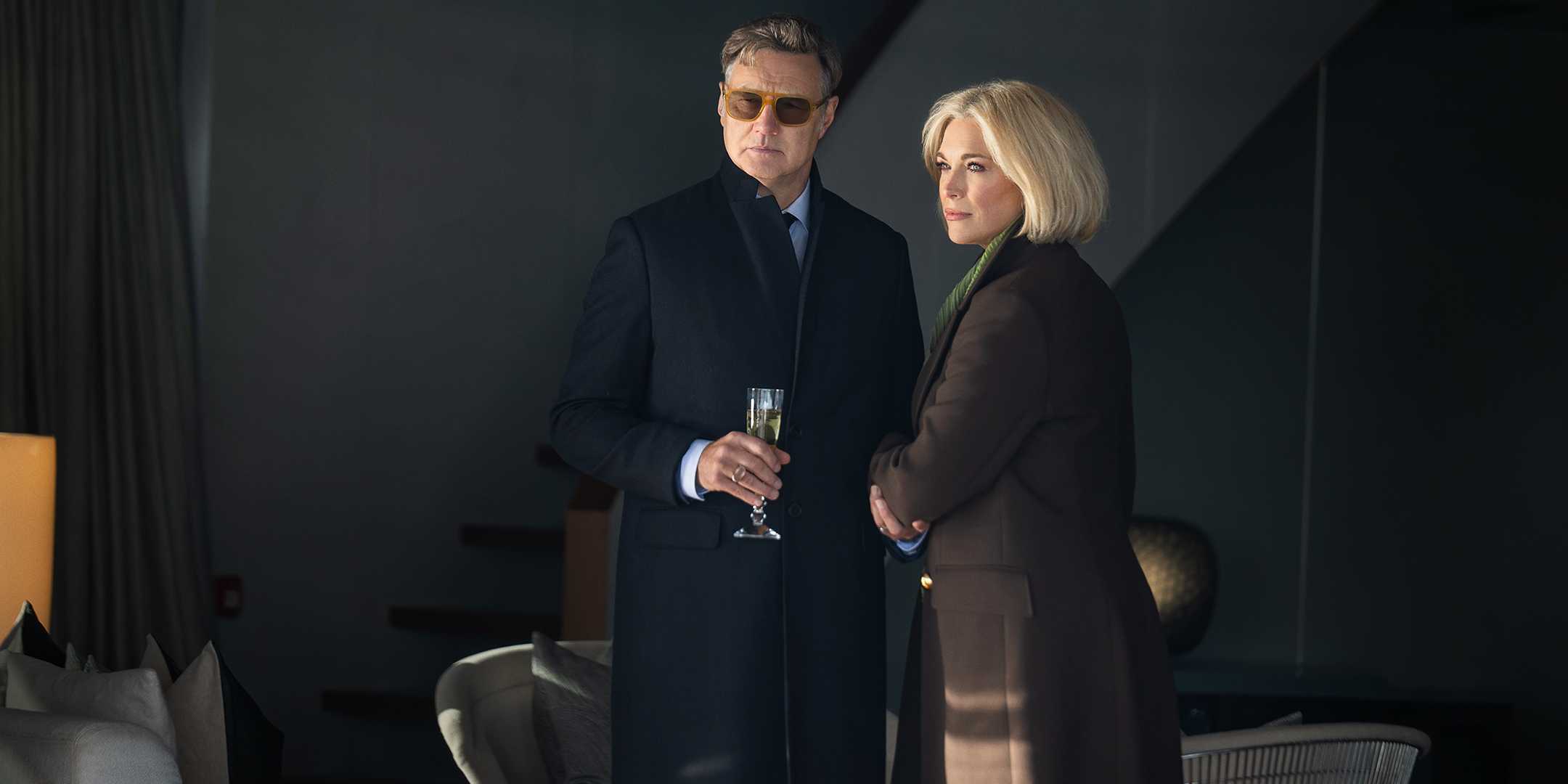 Томас (Дэвид Морризи) и Хайде (Ханна Уаддингэм) стоят рядом, выглядя подозрительно в фильме *The Woman in Cabin 10*