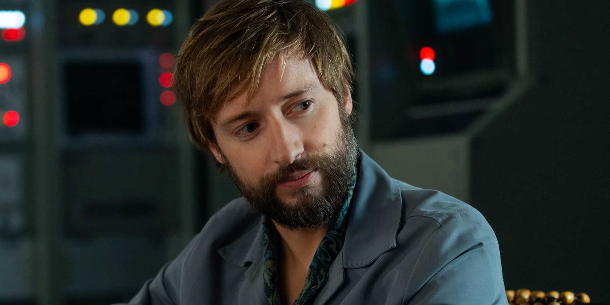 Дэвид Райсдаль в роли Артура в *Alien: Земля*