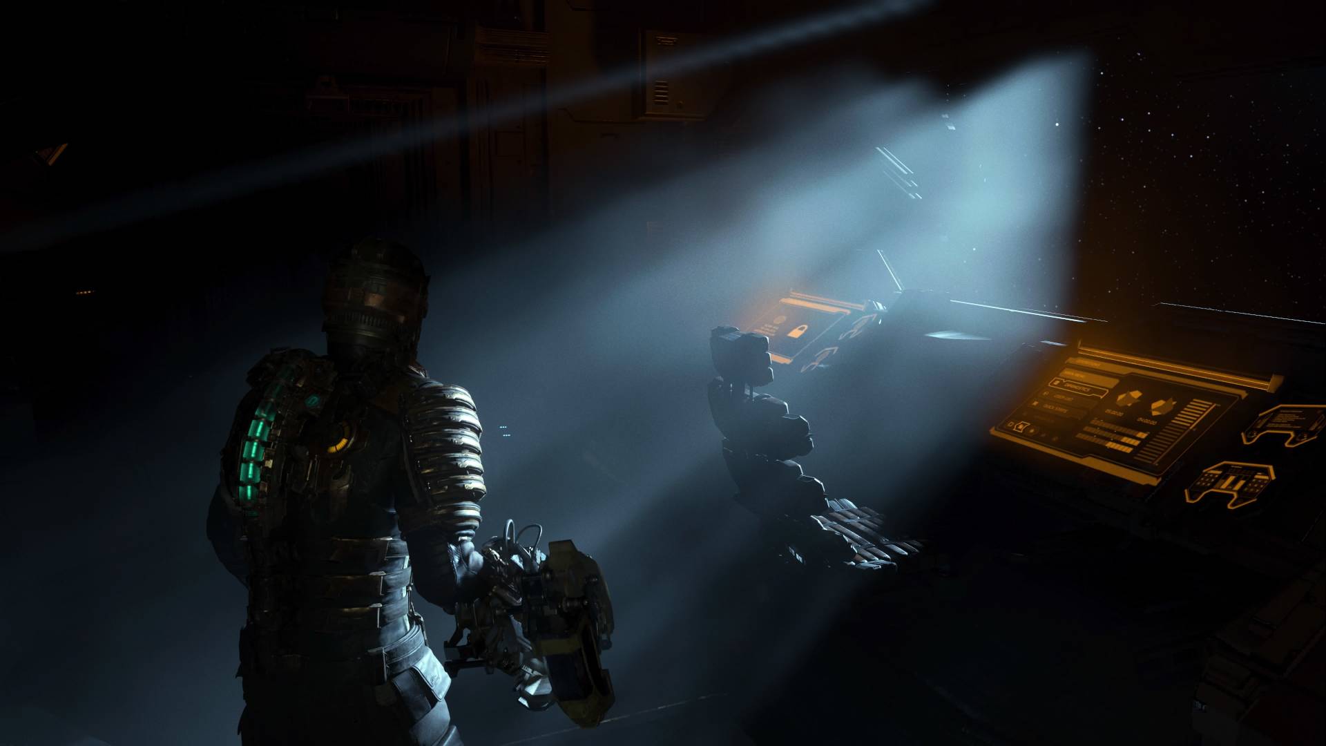 Главный персонаж *Dead Space Remake*, Исаак Кларк, изображен стоящим перед терминалом, при этом лунный свет освещает дым и туман в комнате, отражаясь от брони Исаака.