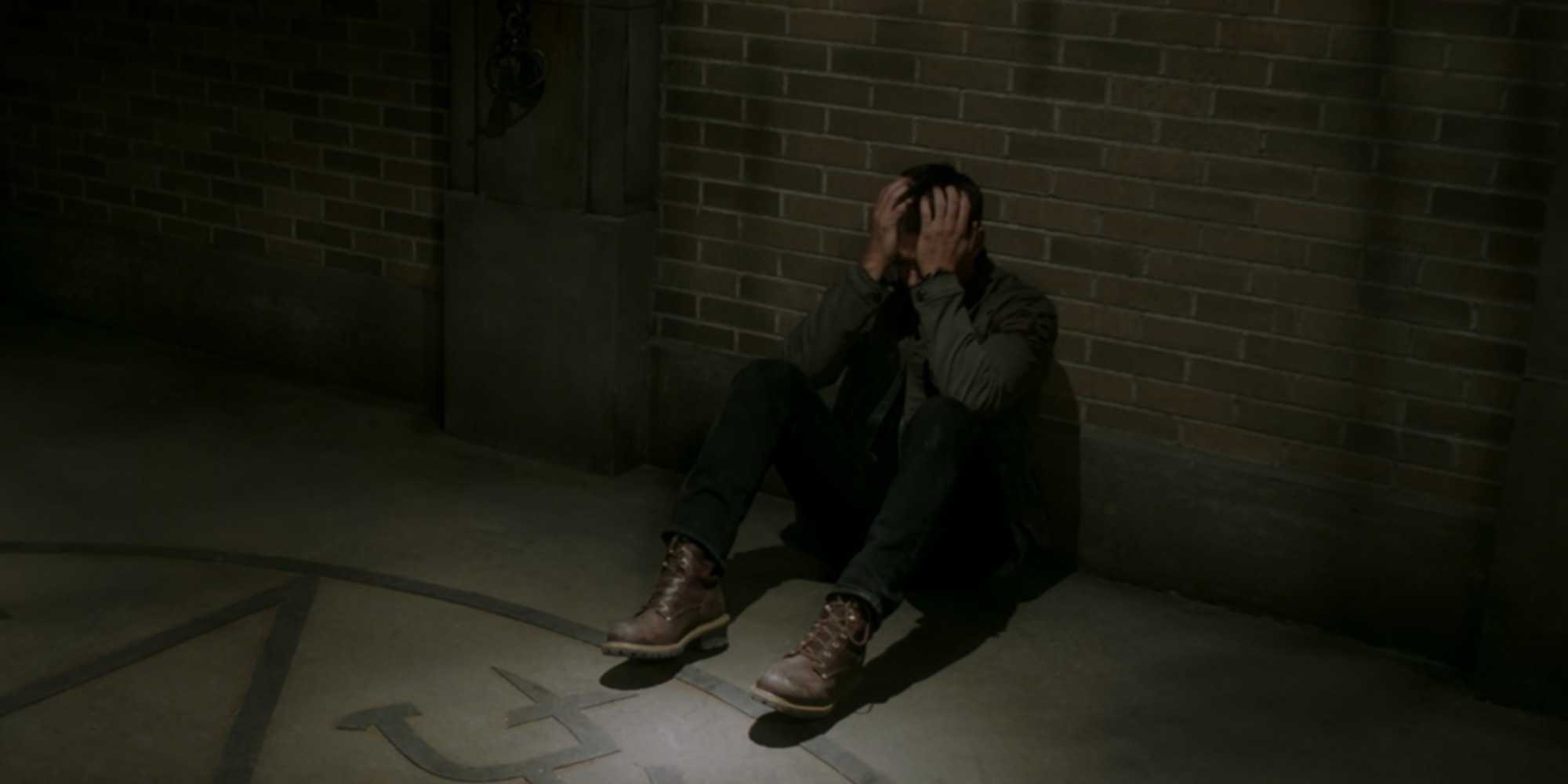 Дин Винчестер плачет в сериале «Суперпризрак» в эпизоде «Отчаяние» после того, как Кастиэль унесен Эмти