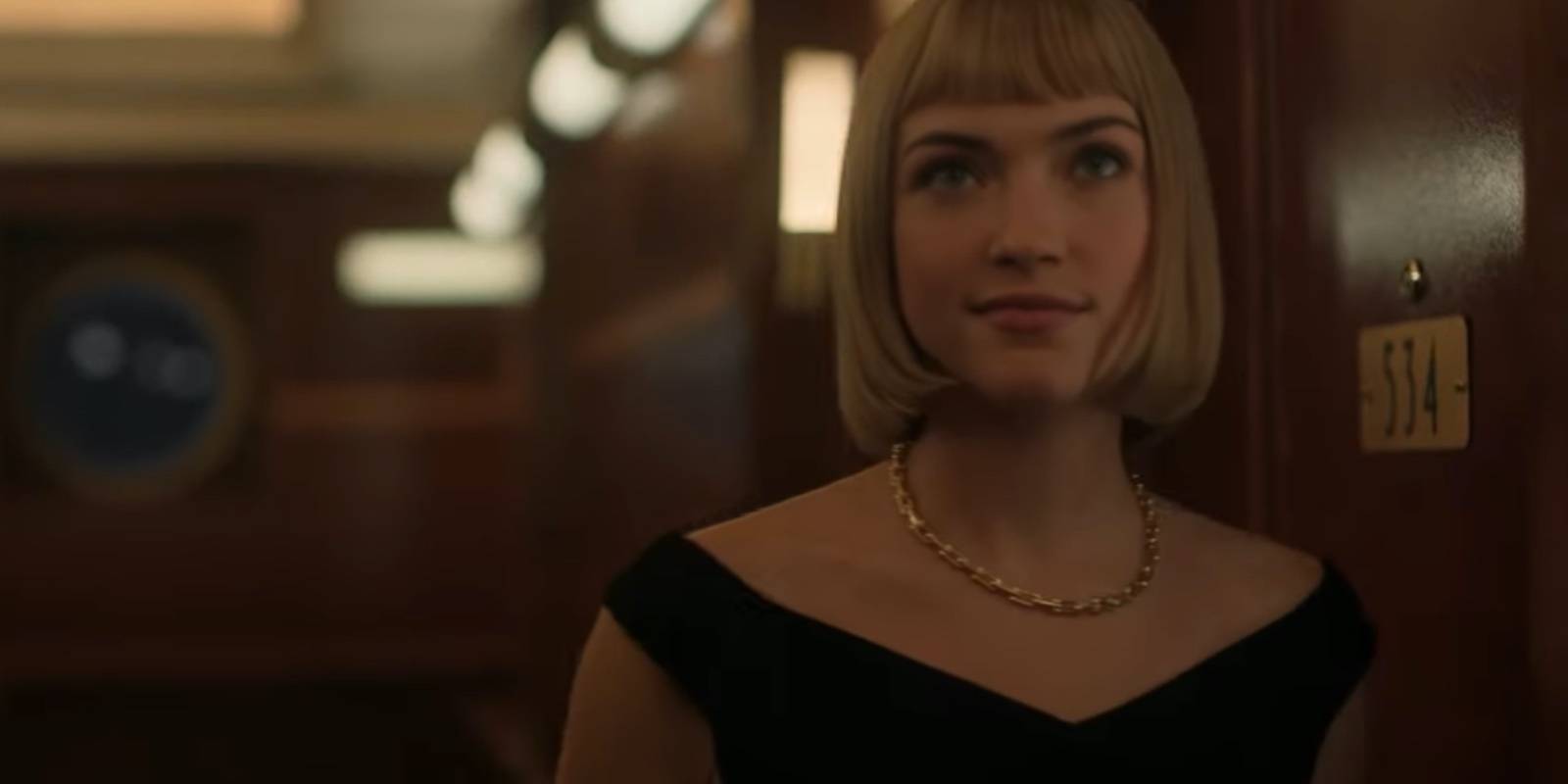 Виолетт Бин в образе Имоджен на фоне каюты корабля в *Смерть и другие детали*