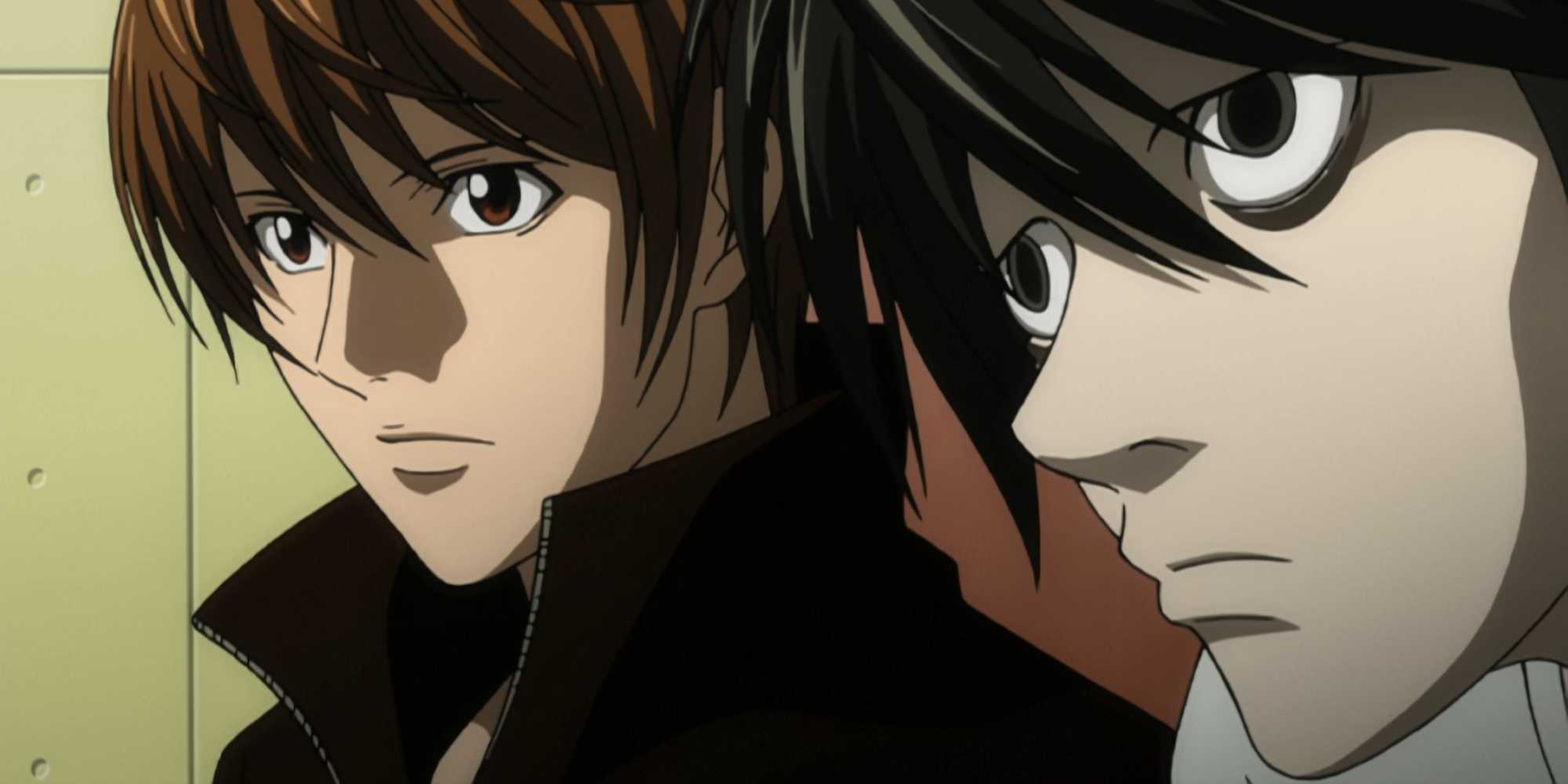 Любопытный Лайт Ягами и скучающий Л смотрят на что-то в "Death Note".