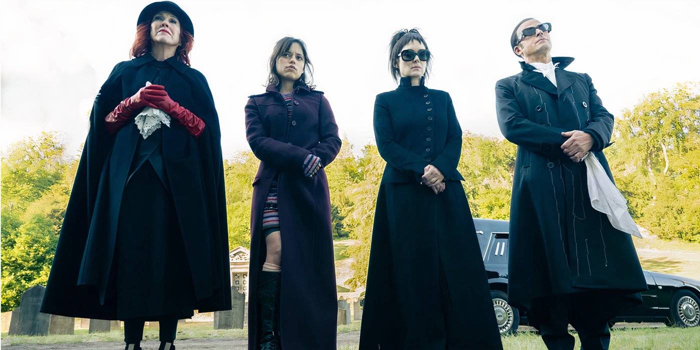 Делия (Кэтрин О'Хара), Астрид (Дженна Ортега), Лидия (Винона Райдер) и Рори (Джстин Теру) в фильме "Беетидж", одетые в черное и стоящие в ряд