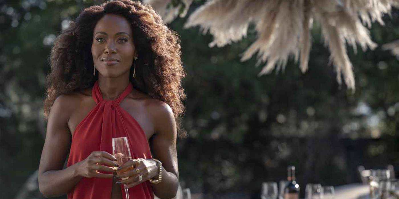 Деванда Вайс в красном платье на вечеринке на улице в "Три женщины"