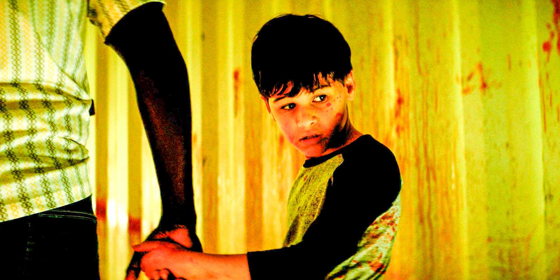 Молодой Брайан (Сандер Матео) с лицом, испачканным кровью, в Dexter: Original Sin, 1 сезон, эпизод 9