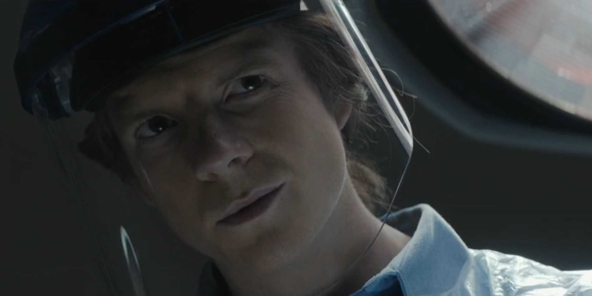 Декстер (Патрик Гибсон) с хитрым выражением лица в маске в сериале "Декстер: Ориджинал Син"